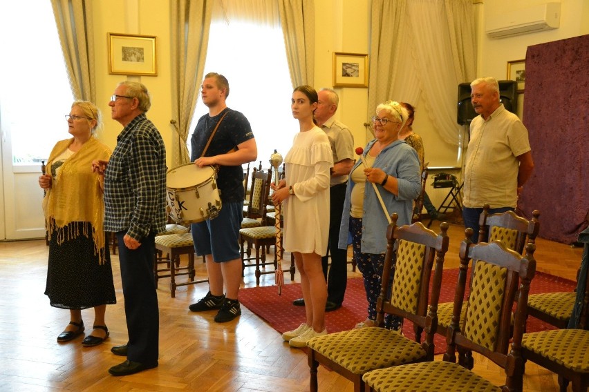W Lipnie w ramach projektu unijnego seniorzy rozwijają swoje pasje – od teatru po gotowanie!