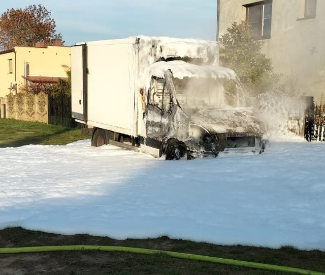 Samochód dostawczy płonął w miejscowości Szreniawa.