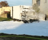 Samochód dostawczy płonął jak pochodnia w Szreniawie koło Sławy. Strażacy zalali kabinę pianą