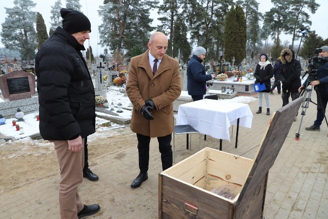 Złożenie artefaktów po ekshumowanych polskich żołnierzach w jamie grobowej w Zabłudiwue