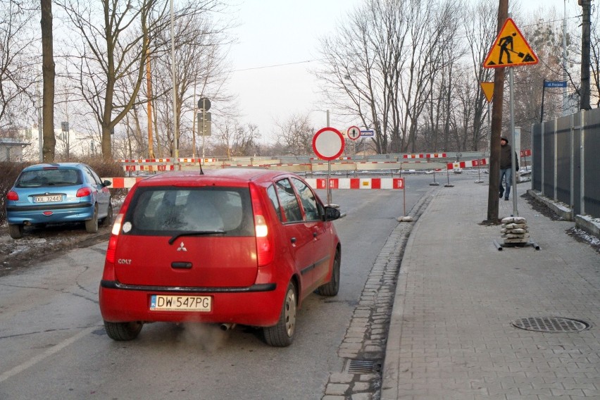 Ruszył kolejny etap remontu na ul. Przyjaźni. Zamknięto skrzyżowanie z Krzycką (ZDJĘCIA)