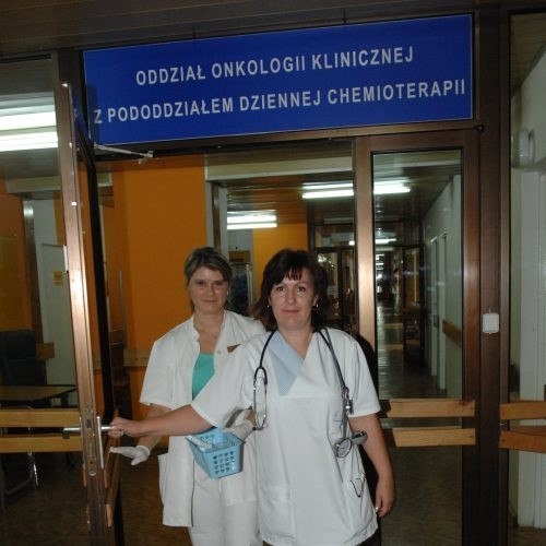 Onkologia będzie za tymi drzwiami. Z oddziału jeszcze chirurgii wychodzą pielęgniarki Monika Sypniewska i Elżbieta Górlaczyk.