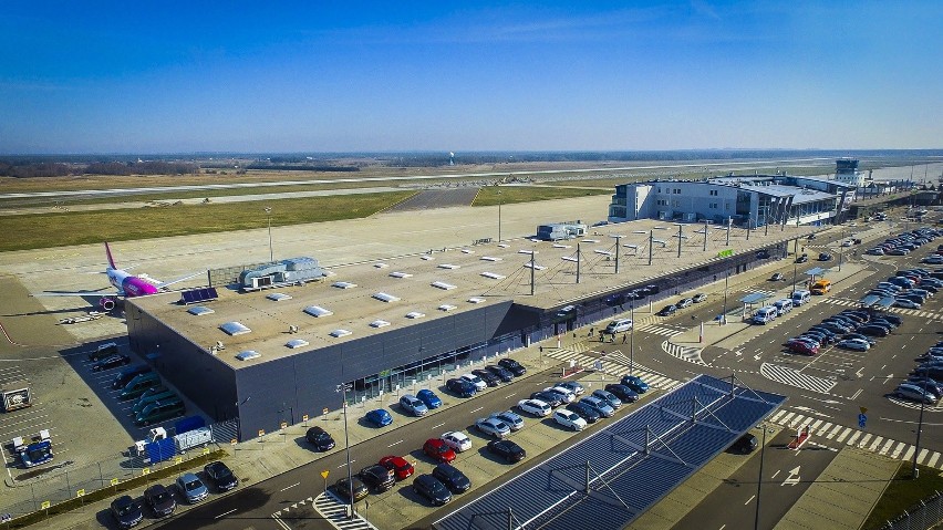 Lotnisko w Pyrzowicach z drona. Nowa droga startowa, terminal przylotów, cargo city