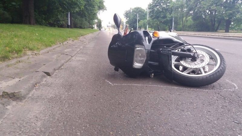 Wypadek motocyklisty przy ul. Pabianickiej. Pasażerka bez kasku w bardzo ciężkim stanie [zdjęcia]