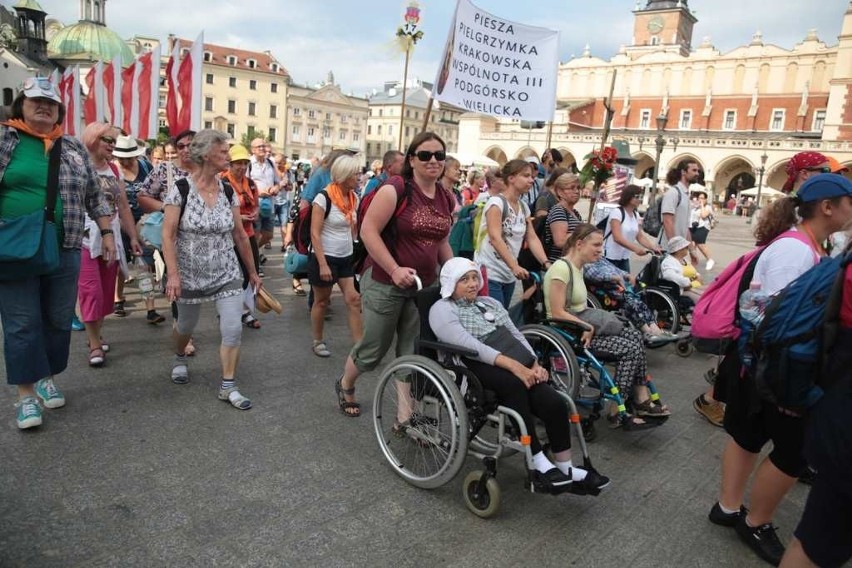 Kraków. Pielgrzymi tłumnie ruszyli na Janą Górę [ZDJĘCIA]