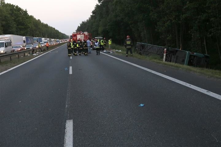 Wypadek w Romanowie. Autkar z dziećmi z Piekar wpadł do rowu