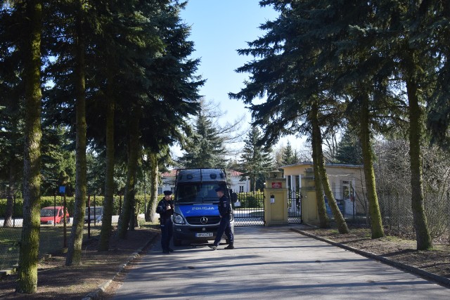 Wejścia do Domu Pomocy Społecznej w Tomczycach strzegą policjanci z Radomia.