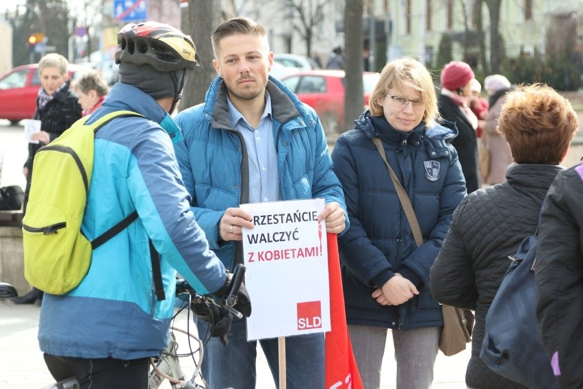 Manifestacja w Kielcach w obronie praw kobiet 