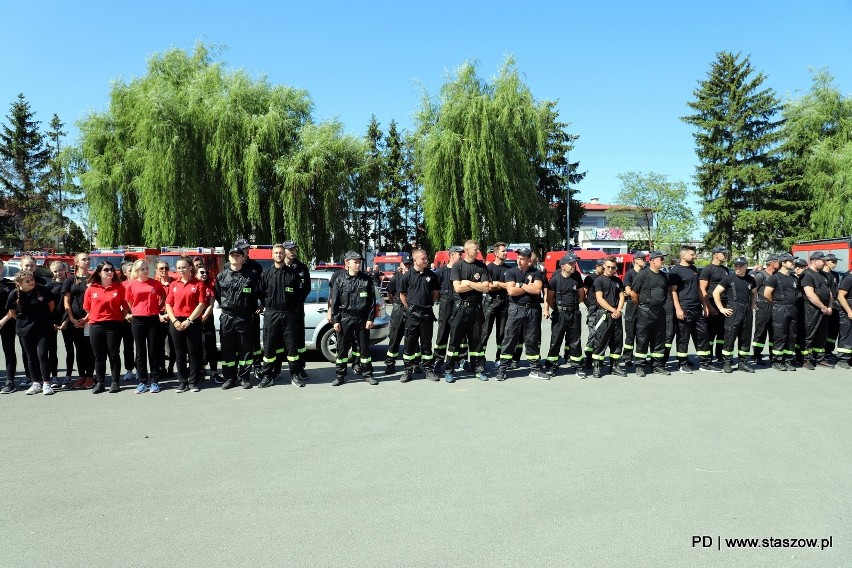 Zawody strażaków z gminy Staszów. Rywalizowało 19 drużyn jednostek Ochotniczych Straży Pożarnych. Zobacz zdjęcia
