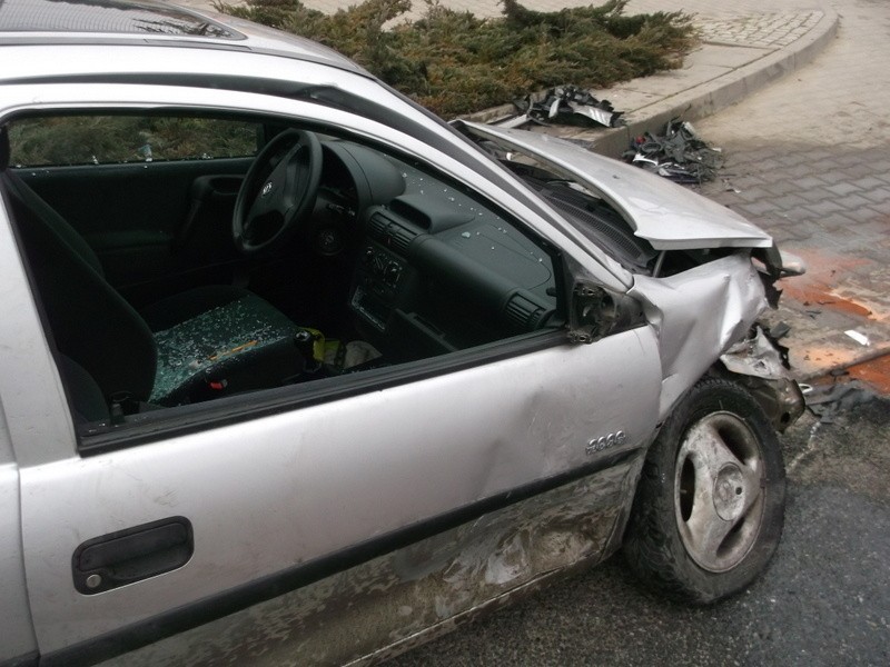 Wypadek na Oporowie. Jedna osoba ranna, opel przewrócił się na bok (ZDJĘCIA)