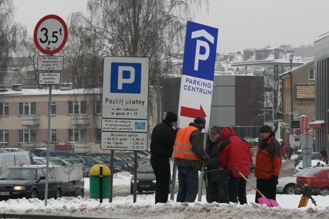 Na ulicy IX Wieków, przy skręcie w Piotrkowską w Kielcach ustawiono tablicę informującą jak dojechać do wielopoziomowego parkingu.