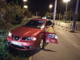 Wypadek autobusu MPK na rondzie Lotników Lwowskich w Łodzi. Samochód osobowy zabrał ze sobą kawałek autobusu [ZDJĘCIA]