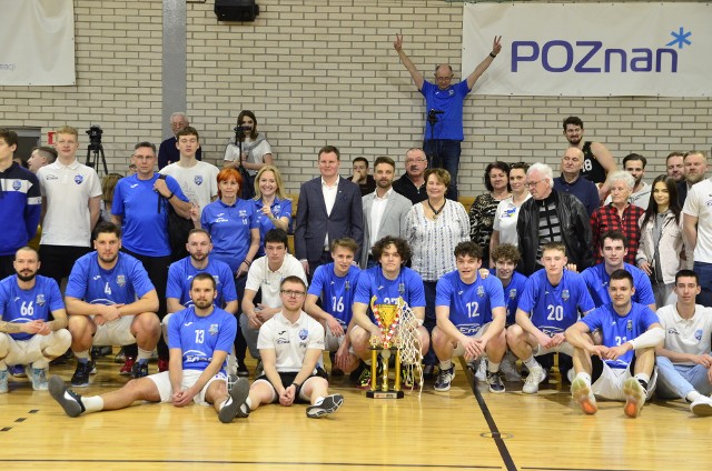 Wielka feta mistrzów Polski z Enei Basketu Poznań. Młodzi koszykarze świętowali tytuł.