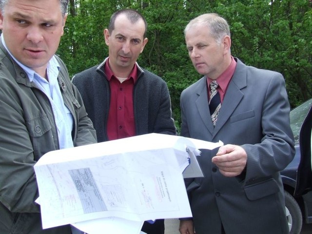 Od lewej Burmistrz Stanisław Garbacz i Adam Martyna z UGiM w Ulanowie przekazują teren pod budowę drogi Tomaszowi Wojtasowi z Firmy &#8222;Drokam-Piaseczno&#8221;.
