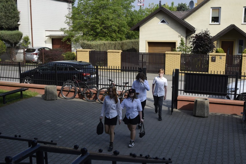 W Szkole Podstawowej nr 4 w Skierniewicach zdający egzamin ósmoklasisty uczniowie zajęli 13 sal lekcyjnych