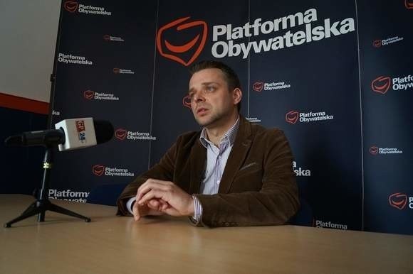 Marcin Dadel na konferencji, na której PO ogłosiło, że działaczom słupskiego PO prezydent zaoferował stanowiska w urzędzie, jeśli zgodzą się na dołożenie brakujących ponad 17 milionów na akwapark.