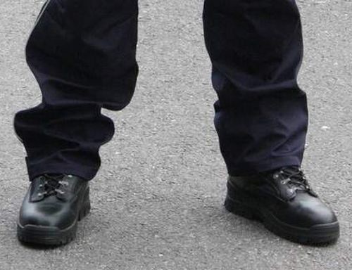 - To nie buty na lato, ale trepy - mówią policjanci.