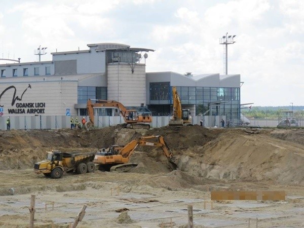 Nowy terminal powstaje na zachód od istniejącego dworca lotniczego.