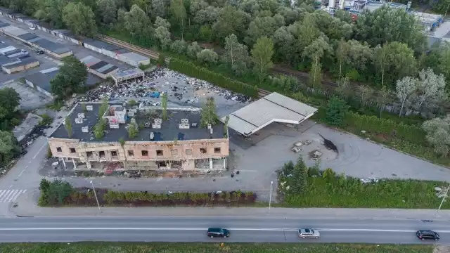 Zrujnowany budynek dawnego hotelu JB i zaśmiecony teren wokół niego.