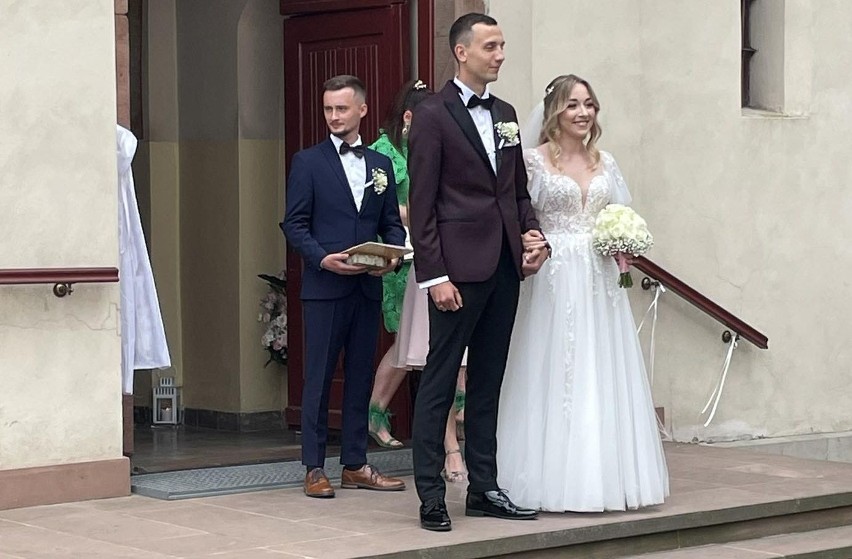 Piękny piłkarski ślub. Adrian Wypych z Górala Górno i Jessica ślubowali sobie miłość w kościele świętego Mikołaja w Brzegach