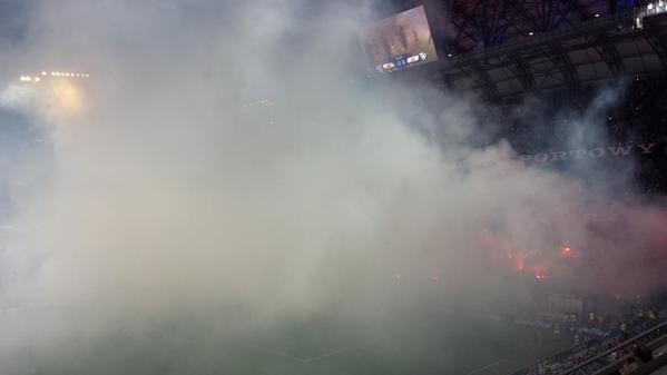 Zadymienie boiska wywołane odpaleniem rac przez kibiców Kolejorza wymusiło wstrzymanie gry, za co głównie zdecydowano się wymierzyć karę Lechowi Poznań.