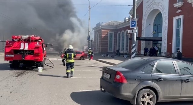 Co najmniej 30 osób zginęło, a około stu zostało rannych w wyniku rosyjskiego ataku rakietowego na stację kolejową w Kramatorsku na wschodzie Ukrainy