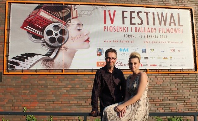 Małgosia Nakonieczna i Łukasz Mazur wystąpili podczas czwartej edycji Festiwalu Piosenki i Ballady Filmowej w Toruniu. Jednym z jurorów był znany kompozytor Krzesimir Dębisk &#8211; na małym zdjęciu.