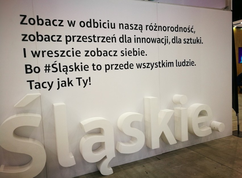Lustrzane stoisko Śląskiego Urzędu Marszałkowskiego na Europejskim Kongresie Gospodarczym 2018 w Katowicach. tak promuje się woj. śląskie