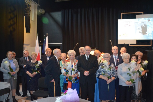 Pary z gminy Skaryszew świętujące jubileusze małżeńskie spotkały się w Miejsko - Gminnym Ośrodku Kultury.