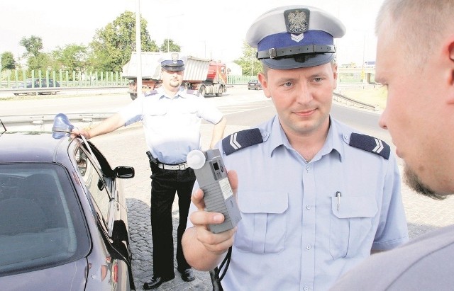 Wiosną dolnośląscy policjanci częściej wyciągają alkomat, by sprawdzić trzeźwość kierowców. Wielu nie zdaje tego egzaminu Fot: Janusz Wójtowicz