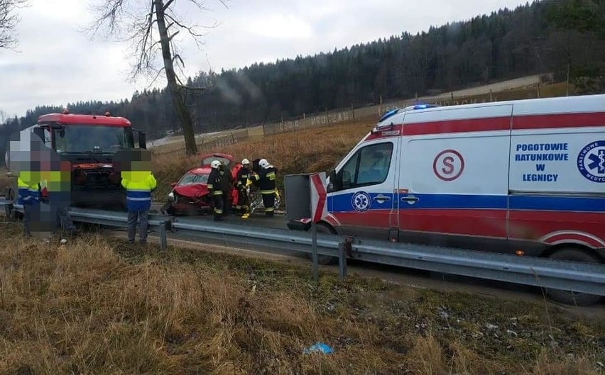 Toyota rozbita po zderzeniu z cysterną [ZDJĘCIA]