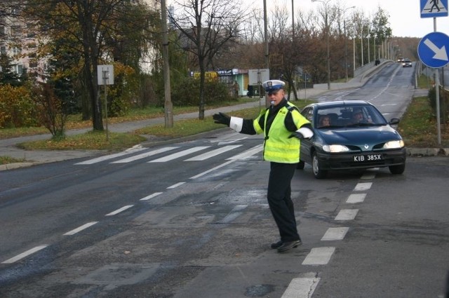 Przy skarżyskich cmentarzach policjanci będą kierowali ruchem drogowym. Na zdjęciu Czesław Sala ze skarżyskiej drogówki.