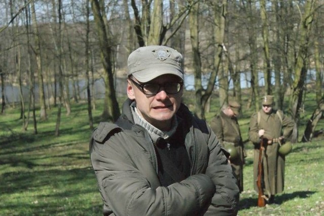 Reżyser Konrad Łęcki na planie zdjęciowym.