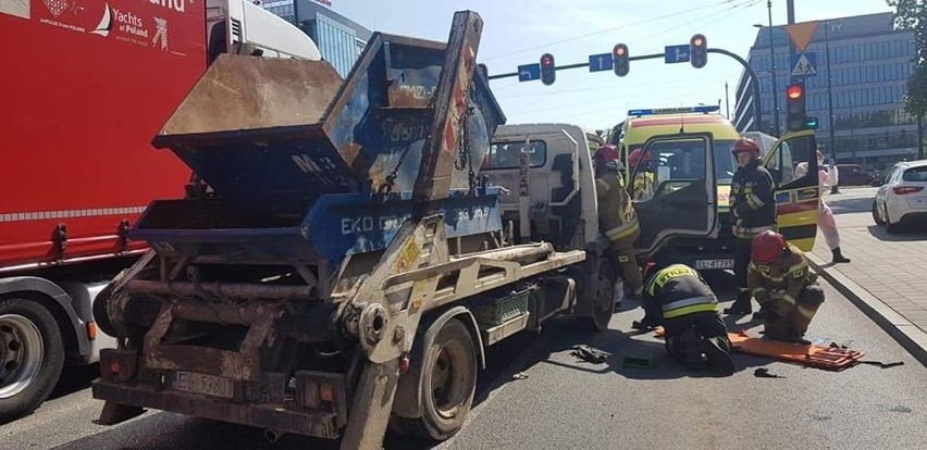 Wypadek na al. Piłsudskiego. Sprawca, kierowca bmw, uciekł. Jedna osoba ranna