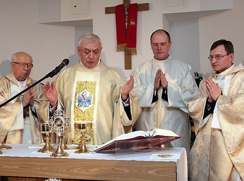 Uroczystości przewodniczył ks. biskup Andrzej Suski (drugi...