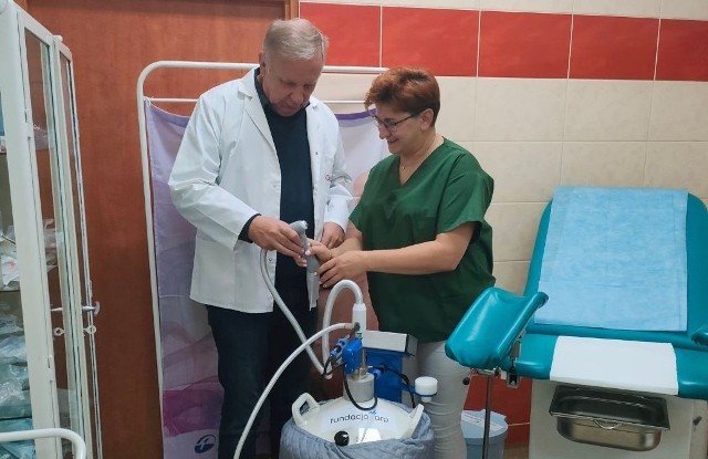 Lekarz Krzysztof Miciński i położna Justyna Studzińska przy nowoczesnym aparacie do kriochirurgii.