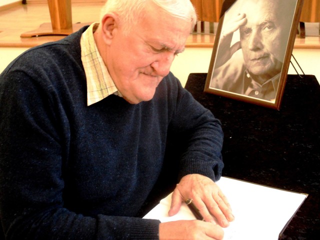 Stanisław Wodnicki przy księdze kondolencyjnej