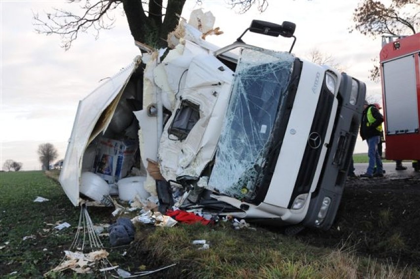 Wypadek pod Czaczem: Ciężarówka uderzyła w drzewo