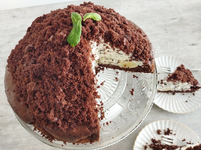 Do ciasta kopiec kreta możesz wykorzystać maliny lub miękkie gruszki.