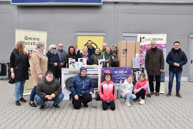 Jedenaście organizacji pozarządowych zostało obdarowanych sprzętem AGD, który gmina Kluczbork wygrała w konkursie na najpiękniej oświetlone miasto na Opolszczyźnie.
