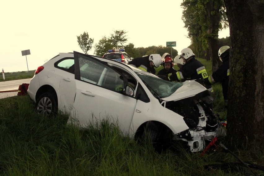 Wypadek koło Rymania. Zjechał z drogi i  uderzył w drzewo [wideo]