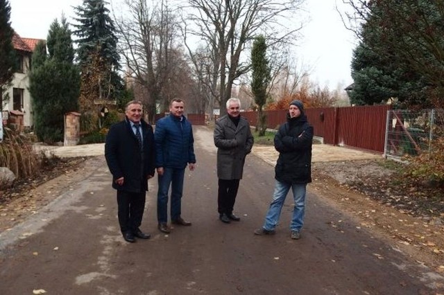 Odbiór ulicy Topolowej nastąpił 10 listopada. - To ważna inwestycja - mówi wójt Henryk Nosowski (pierwszy z lewej).