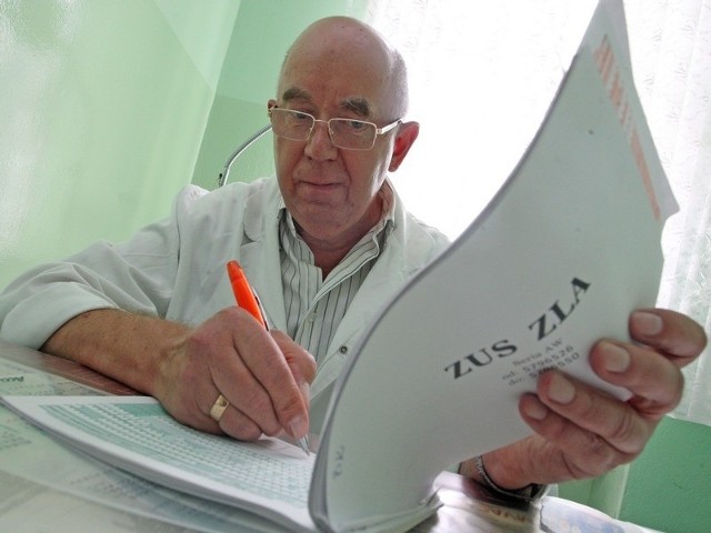 Bohdan Klimczewski, lekarz pierwszego kontaktu ze Słupska, przegląda zwolnienia lekarskie. 