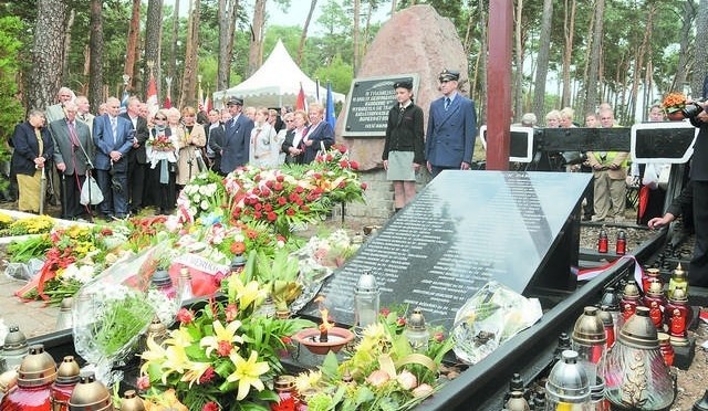 Nowa tablica zastąpiła mosiężne tabliczki, wielokrotnie kradzione z podkładów torowiska