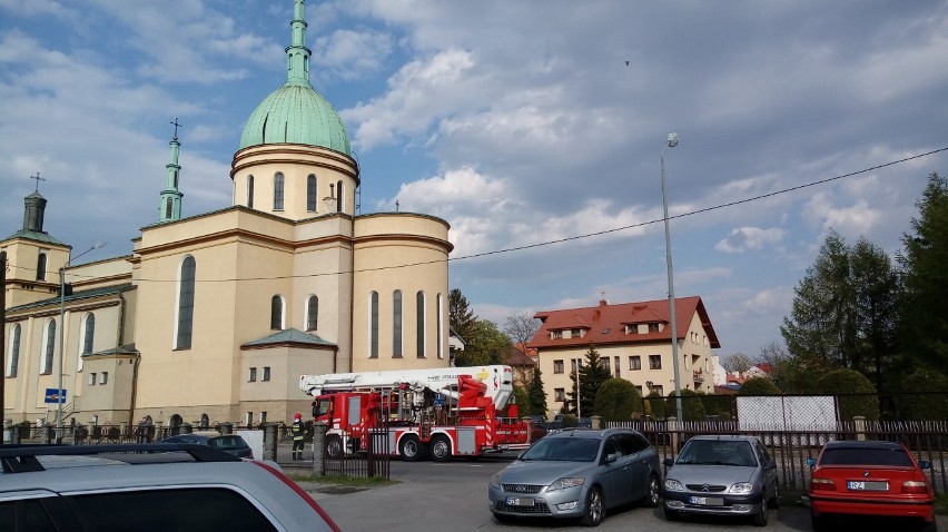 Wiejący przez cały dzień wiatr oderwał część blachy na...