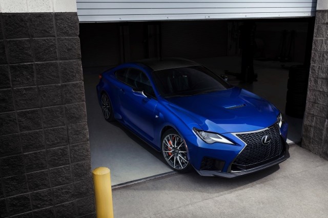 Lexus RC FZmodernizowany Lexus RC F na 2020 rok debiutuje na targach NAIAS w Detroit. Nowa odsłona sportowego coupe ma teraz lepsze osiągi i odświeżony design, a w gamie modelu pojawia się limitowana wyczynowa edycja Track Edition.Fot. Lexus