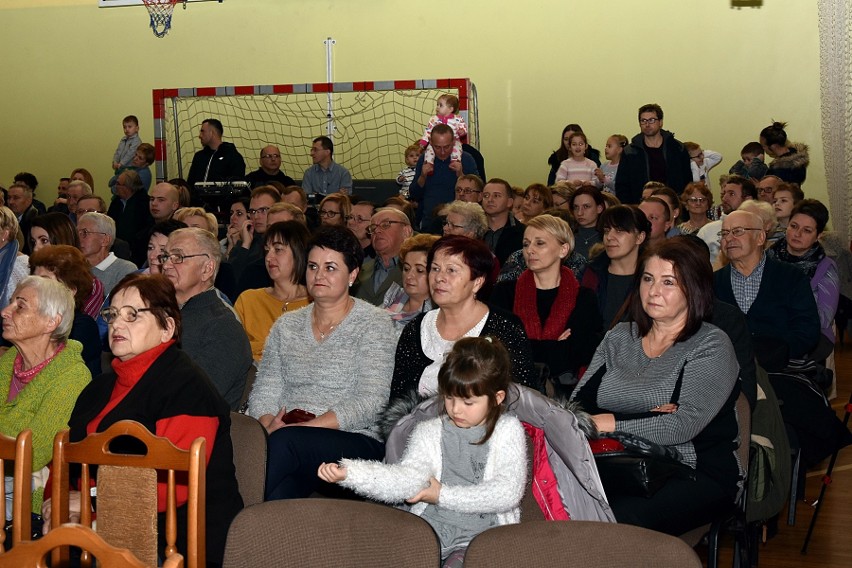 Gorlice. Mażoretki Domino od 15 lat są ozdobą uroczystości w powiecie. Teraz tańczą, choć miały tylko grać na werblach [ZDJĘCIA]