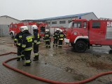 Pożar w zakładzie produkującym meble w Wieruszowie. Odwołano zajęcia w znajdującej się w pobliżu Szkole Podstawowej nr 2