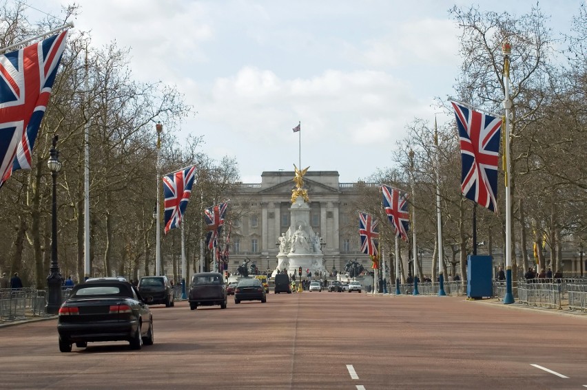 Do pałacu Buckingham prowadzi szeroka aleja, nazywana The...
