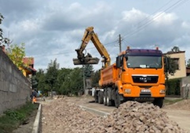 Na ulicy Piaskowej trwają prace przy budowie nowej nawierzchni i chodników z kostki brukowej.